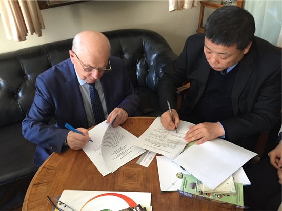 (10)集团党委书记、董事长韩霁昌与俄罗斯国立莫斯科大学土壤科学系系主任，，，，，教授，，，，，俄科学院通讯院士肖巴 谢尔盖 阿列克谢尔维奇签署相助协议.jpg